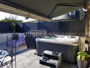 Photo de la Maisons de vacances Gite MERLIN Spa Privatif et Sauna à Trélévern